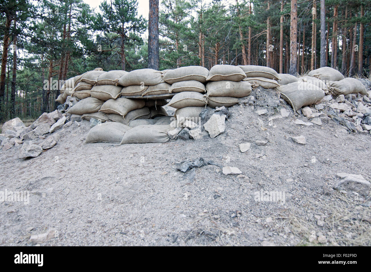 Trincee con accatastati sacchi di sabbia usata come difesa nella guerra civile spagnola a Valsain. Spagna. Foto Stock
