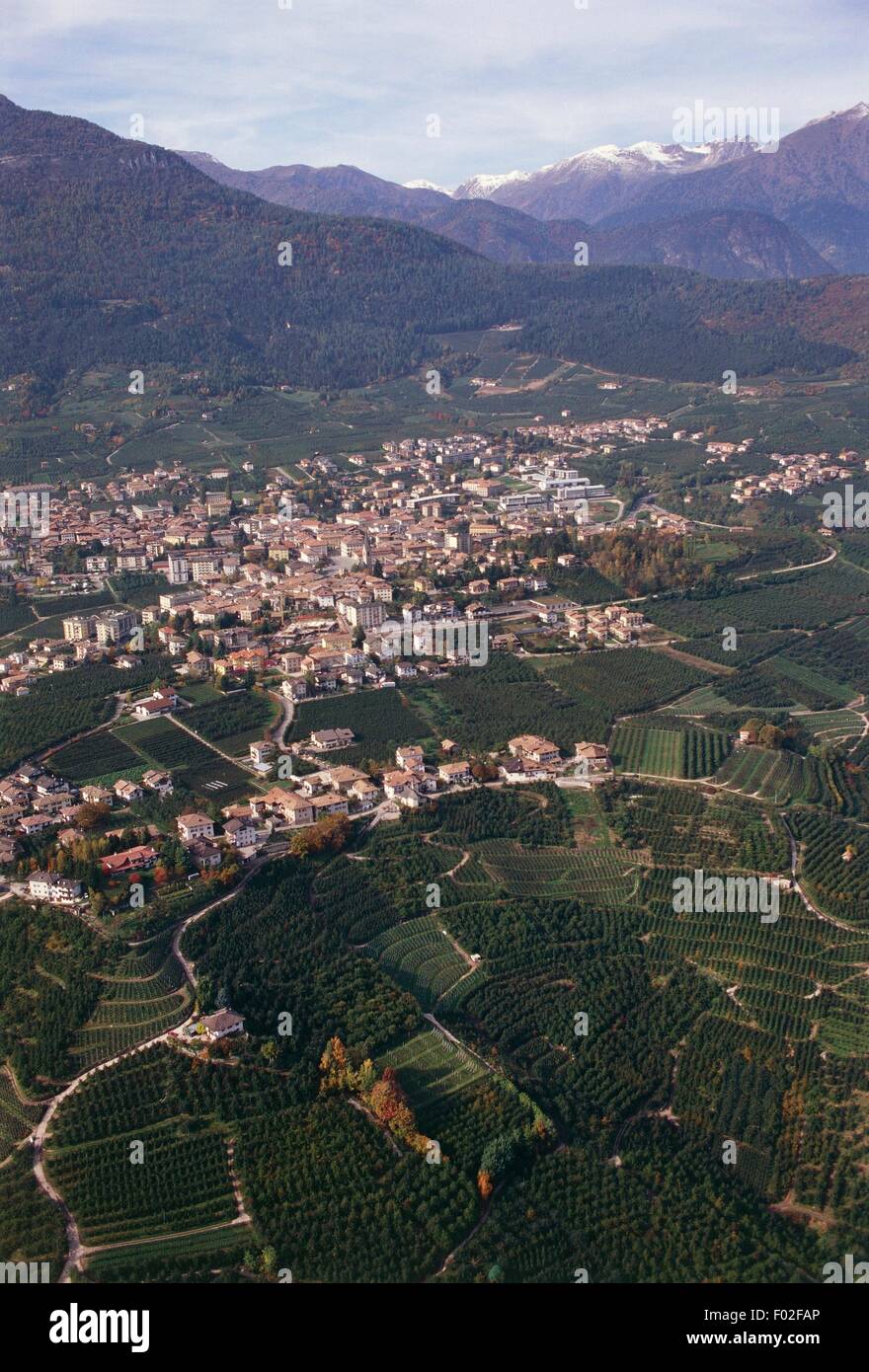 Vista aerea di Cles in Val di Non - Provincia di Trento, Regione Trentino-Alto Adige, Italia Foto Stock