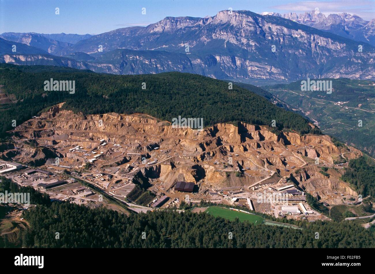 Vista aerea di cave vicino a Pergine Valsugana - Provincia di Trento, Regione Trentino-Alto Adige, Italia Foto Stock