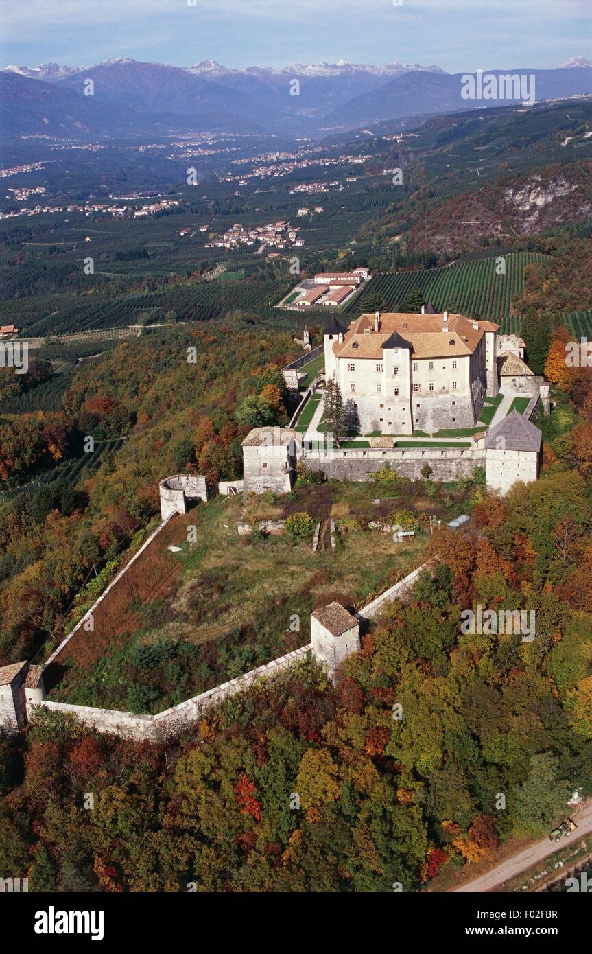 Veduta aerea del castello di Cles in Val di Non - Provincia di Trento, Regione Trentino-Alto Adige, Italia Foto Stock