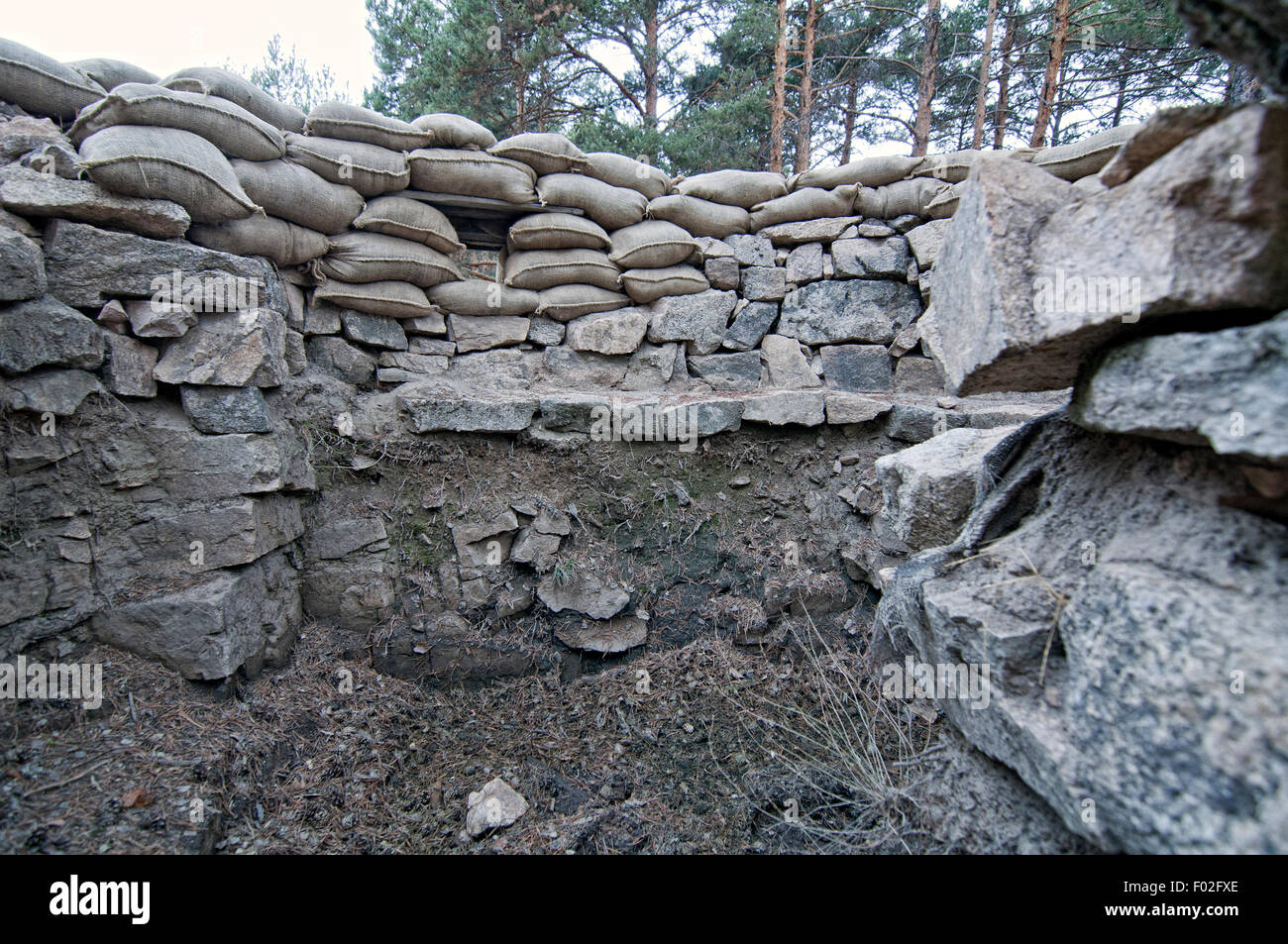 Trincee con accatastati sacchi di sabbia usata come difesa nella guerra civile spagnola a Valsain. Spagna. Foto Stock