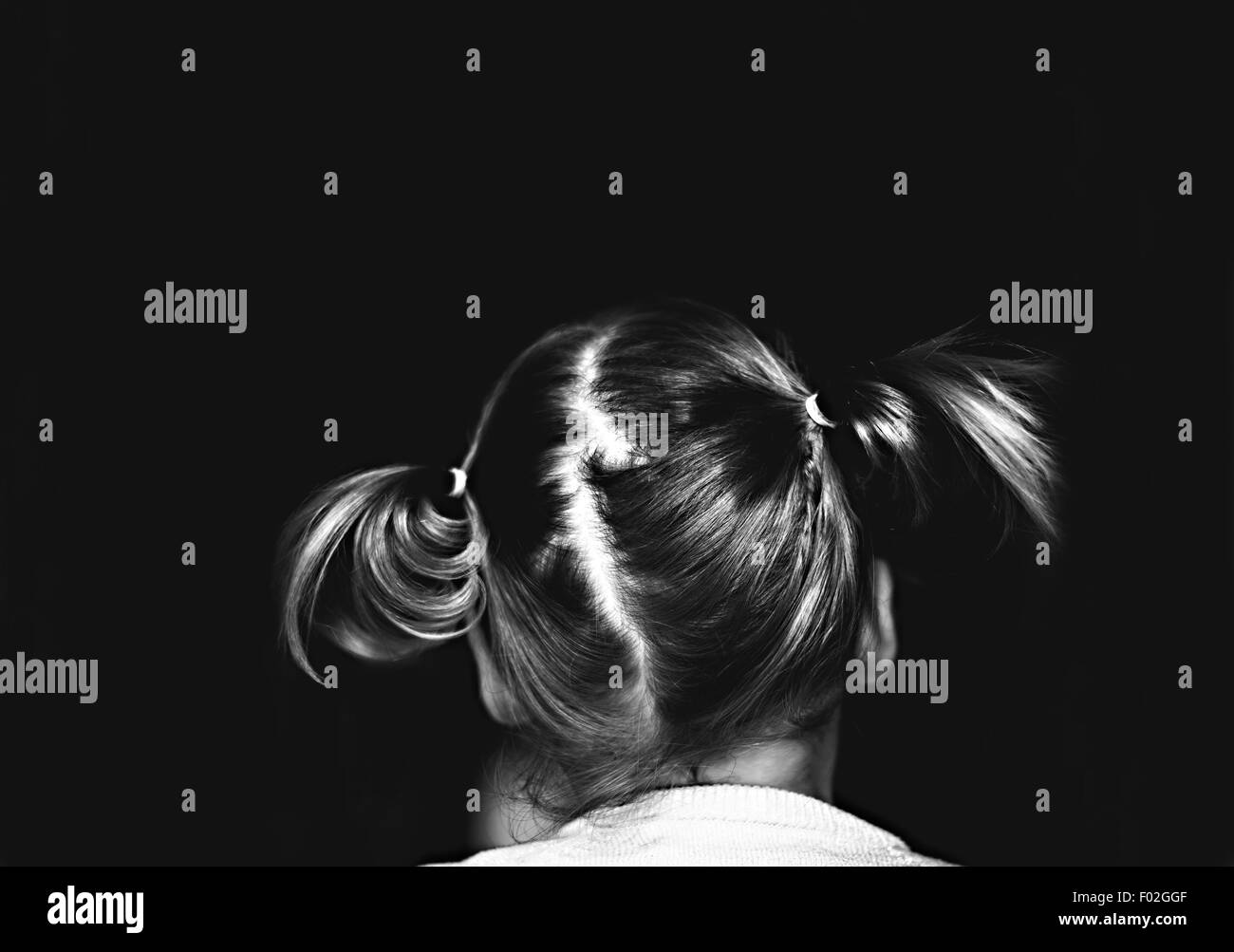 Vista posteriore di una ragazza con pigtail Foto Stock Vista posteriore di una ragazza con pigtail Foto Stock