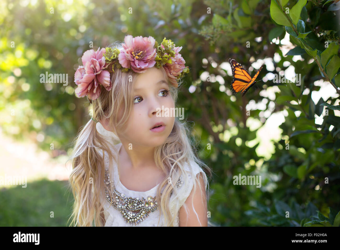 Ragazza che guarda una farfalla, California, Stati Uniti Foto Stock