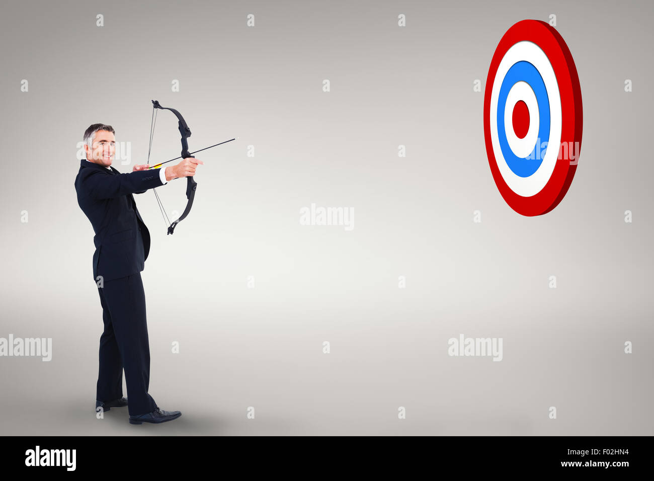Immagine composita di imprenditore sorridente il disegno di un arco Foto Stock