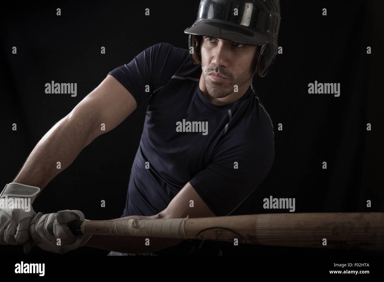 Ritratto di un giocatore di baseball di oscillazione un bat Foto Stock