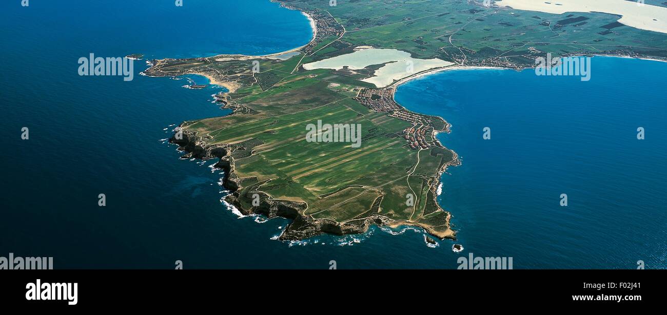 Vista aerea della penisola tra Sa Rocca Tundu e Putzu Idu - Provincia di Oristano, Sardegna, Italia. Foto Stock