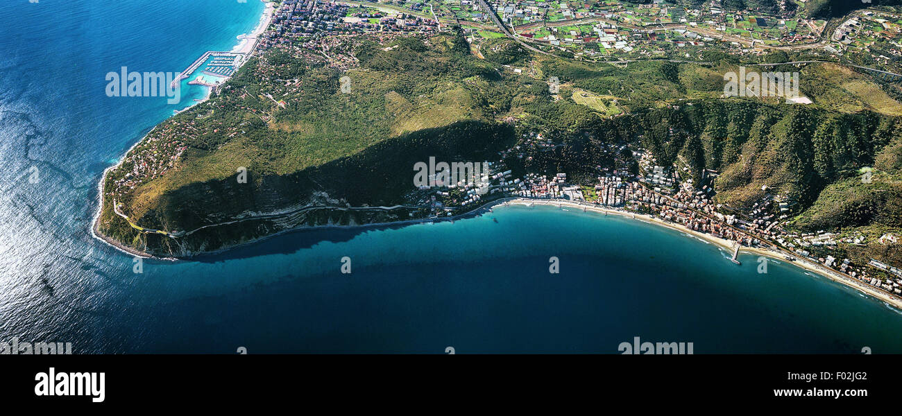 Vista aerea di Laigueglia - Provincia di Savona, la Regione Liguria, Italia Foto Stock