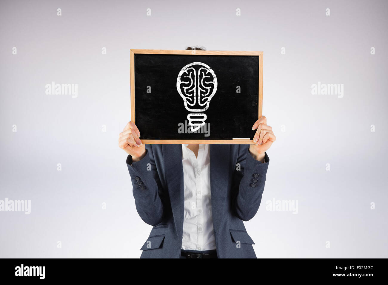 Immagine composita di imprenditrice che mostra board Foto Stock