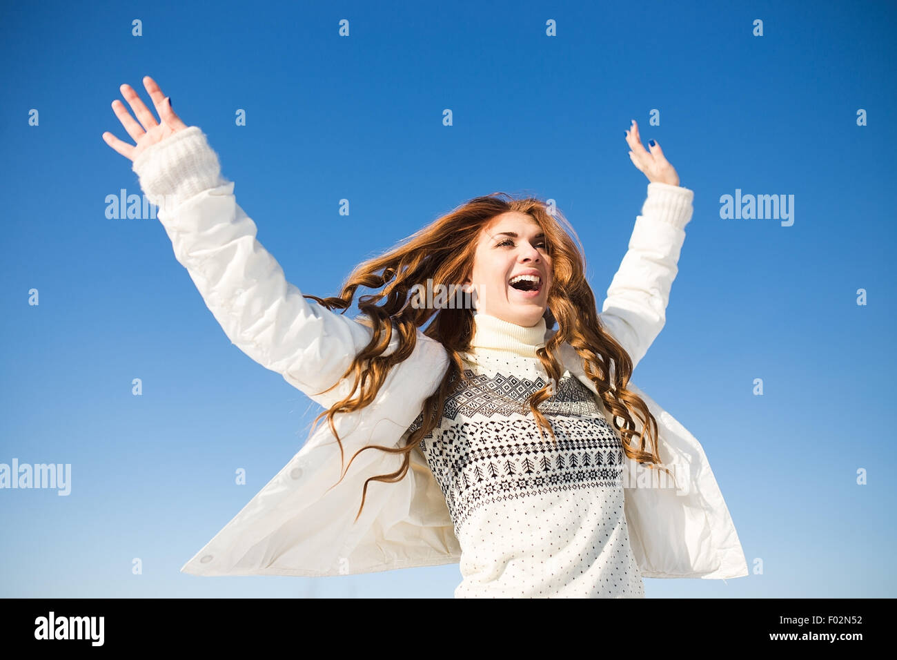 Ritratto di giovane donna alla bella e soleggiata giornata invernale Foto Stock