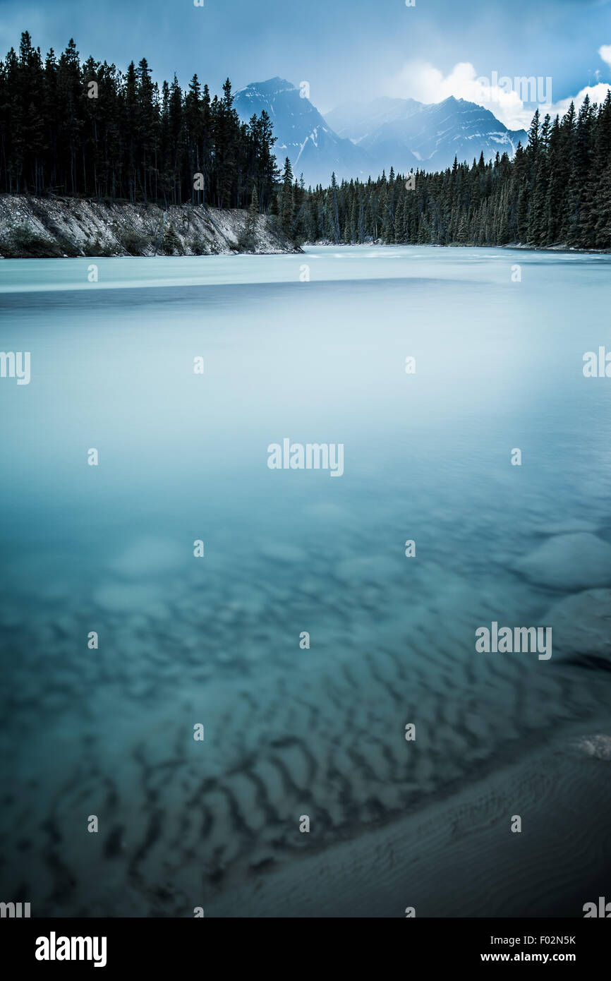 Basso angolo vista del fiume, Parco Nazionale di Banff, Alberta, Canada Foto Stock