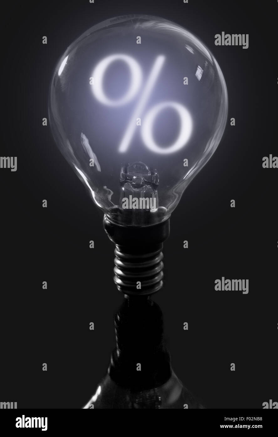 Il simbolo di percentuale all'interno di un bulbo di luce Foto Stock