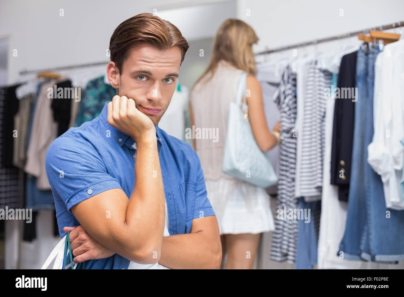 Un annoiato l uomo con la sua mano sotto il mento Foto Stock