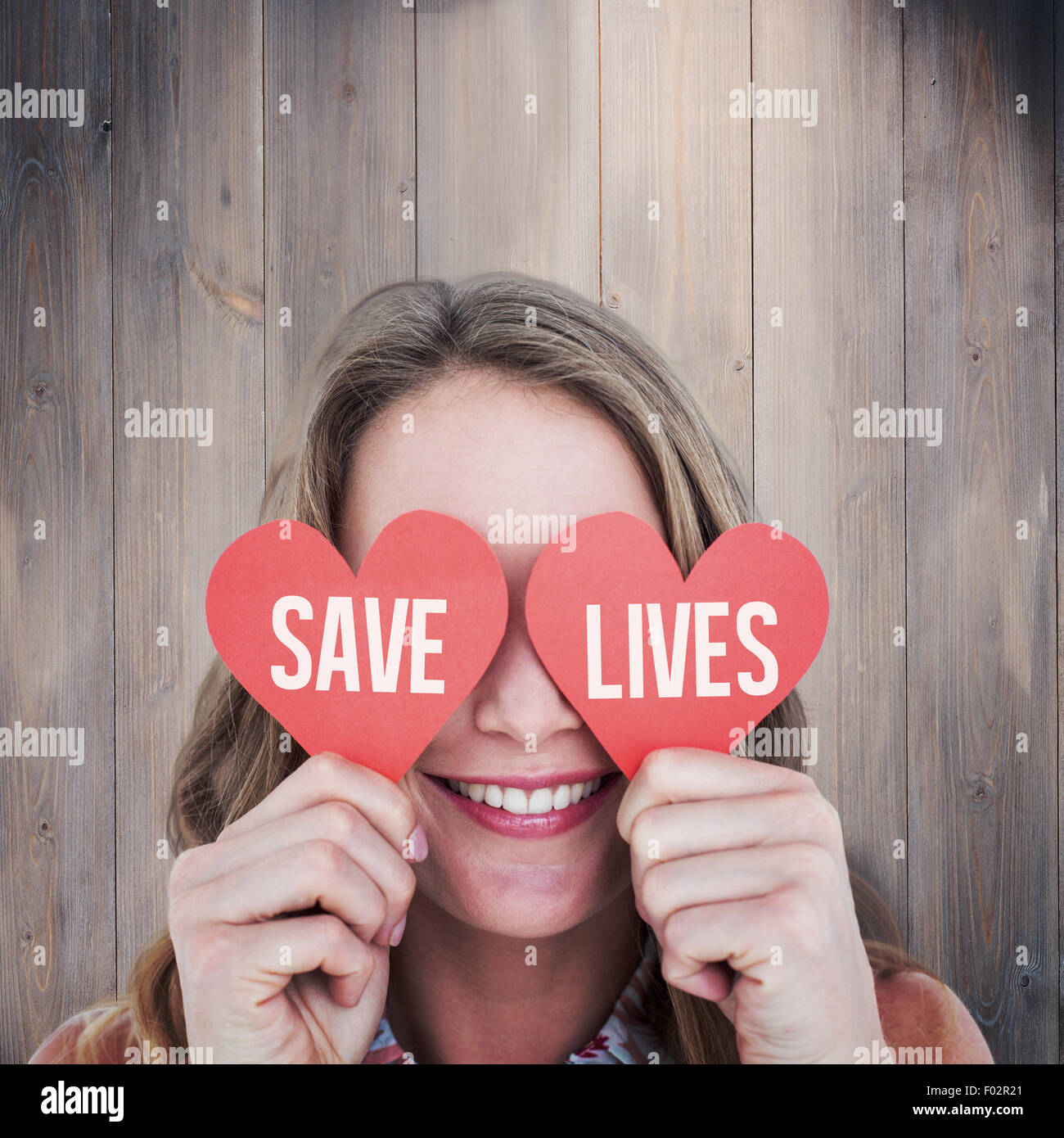 Immagine composita della donna che mantiene le carte di cuore Foto Stock