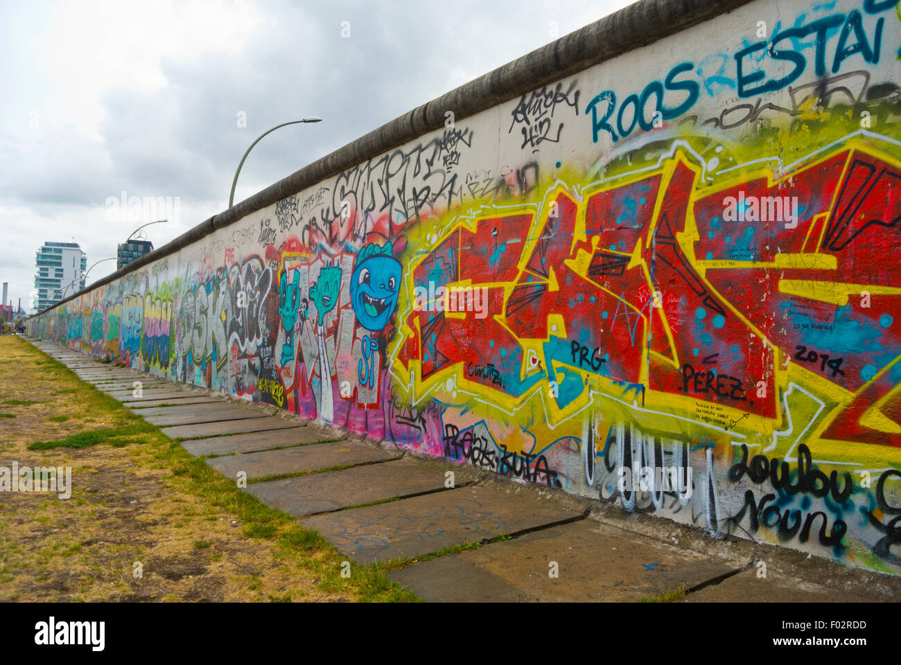 Più lungo la parte rimanente della parete, la East Side Gallery, Friedrichshain, a est di Berlino, Germania Foto Stock