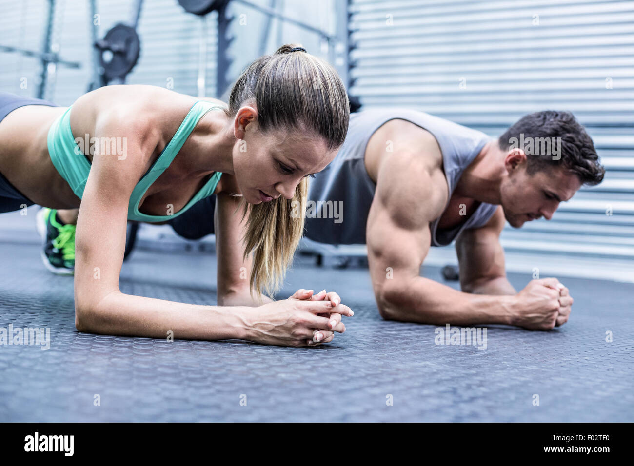 Coppia muscolare facendo esercizi di tavolati Foto Stock