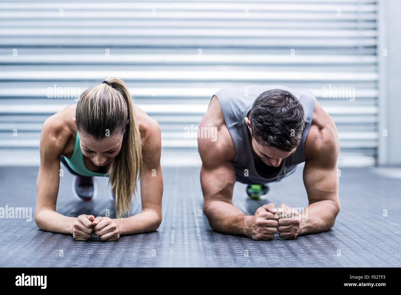 Coppia muscolare facendo esercizi di tavolati Foto Stock