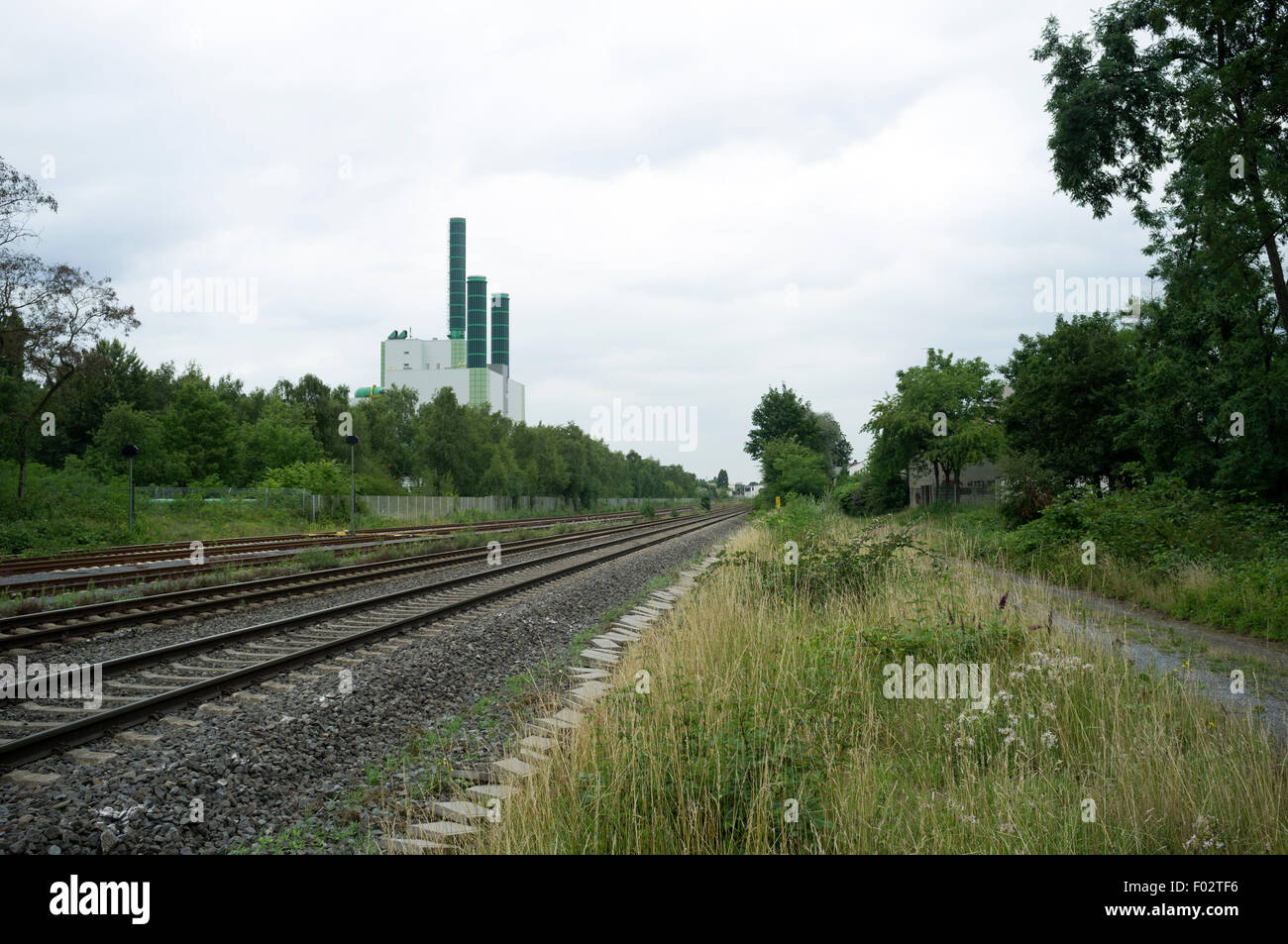 I binari ferroviari e di una centrale elettrica a gas, Duisburg-Wanheim, Germania. Foto Stock