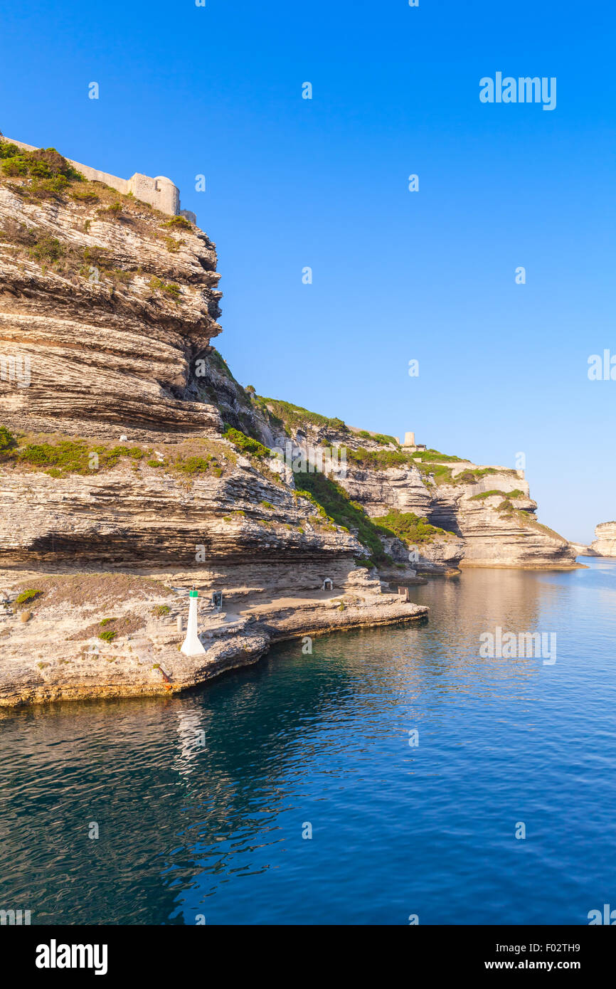 Scogliera di roccia bianca con lanterna lighthouse all ingresso del porto di Bonifacio, Corsica, Francia Foto Stock