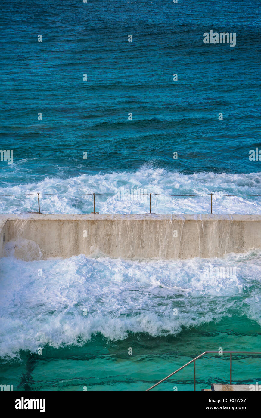 Piscina accanto all'oceano, Bondi iceberg, Sydney, Australia Foto Stock