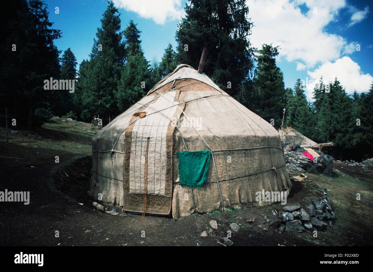 Yurt (casa dei popoli nomadi di Asia) kazaco, in prossimità del cielo sul lago o sul lago Tianchi (Patrimonio Mondiale UNESCO, 1990), Sinkiang o Xinjiang, Henan, Cina. Foto Stock