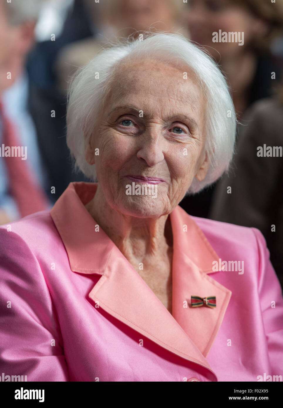 Un file immagine datata 18 ottobre 2014 e reso disponibile il 06 agosto 2015 di Johanna Quandt miliardario, vedova ed ereditiera del tardo industriale tedesco Herbert Quandt, che salvò il tedesco costruttore di automobili BMW dal fallimento, durante un atto cerimoniale che segna il centenario dell'Università Johann Wolfgang Goethe di Frankfurt am Main, Germania. Johanna Quandt è morto di età compresa tra i 89 su 03 Agosto 2015 nella sua casa di Bad Homburg, vicino a Frankfurt am Main, un portavoce per la famiglia ha confermato il 05 agosto 2015. Foto: Frank Rumpenhorst/dpa Foto Stock