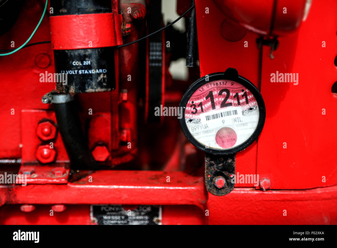 Una tassa britannica disco attaccato ad un veicolo agricolo Foto Stock