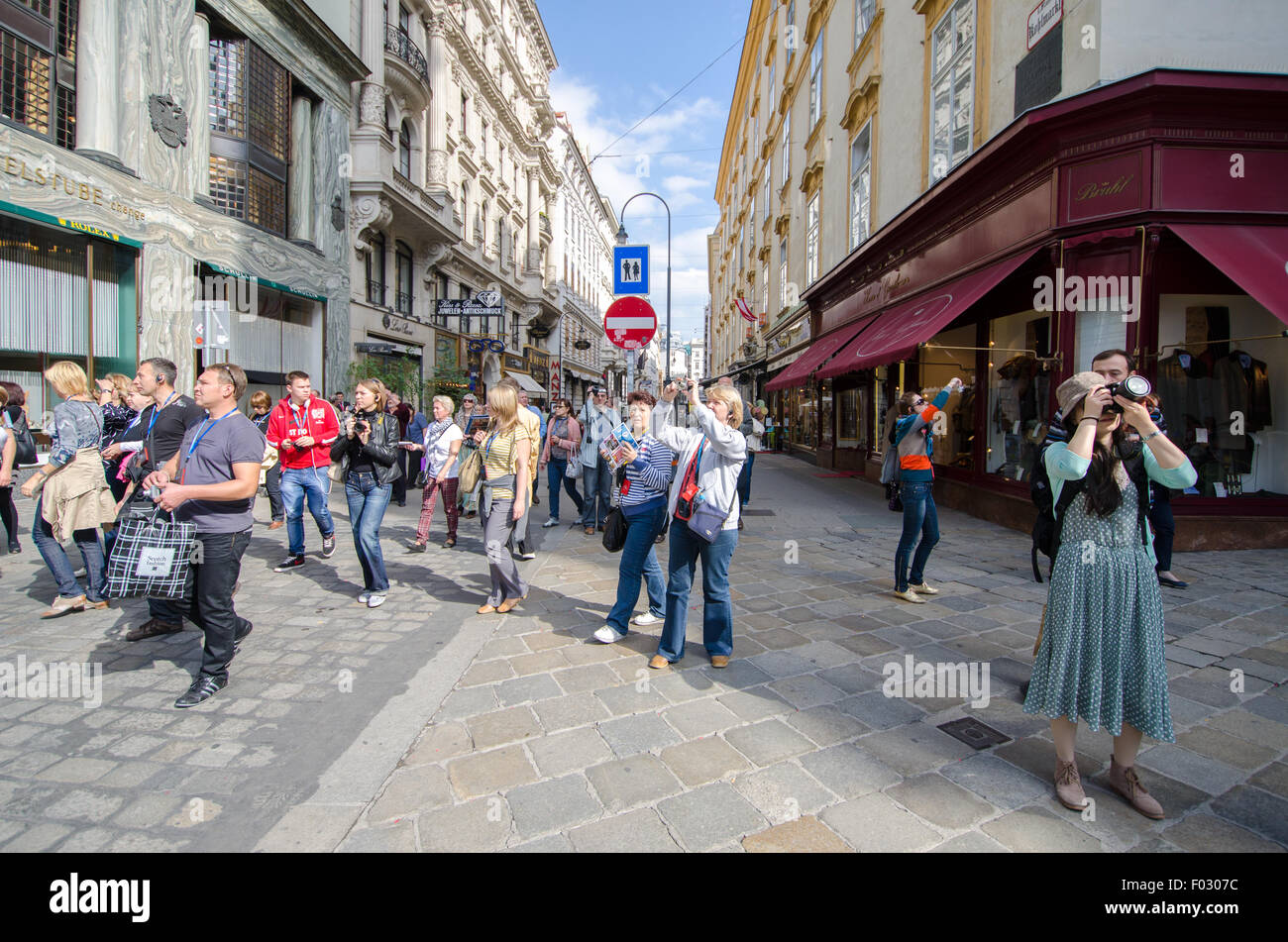 Un gruppo di turisti nel centro di Vienna. Foto Stock