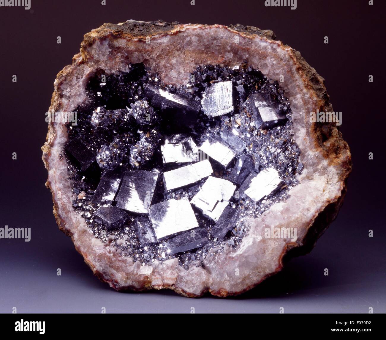 La Galena incollati in quarzo geode, fake minerali, dal Marocco. Foto Stock