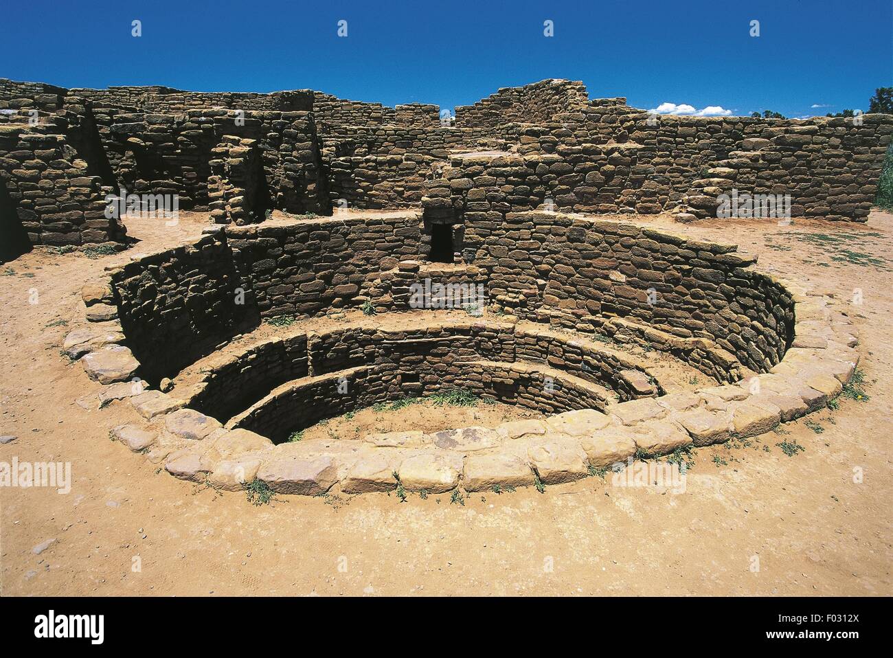 Stati Uniti d'America, Colorado, Mesa Verde National Park (Patrimonio Mondiale UNESCO, 1978). Punto di vista lontano Kivas, antiche camere e dormitori Foto Stock
