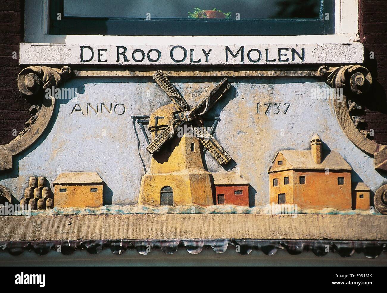 Il vecchio mulino rosso, 1737, old street sign in Amsterdam, Paesi Bassi. Il XVIII secolo. Foto Stock