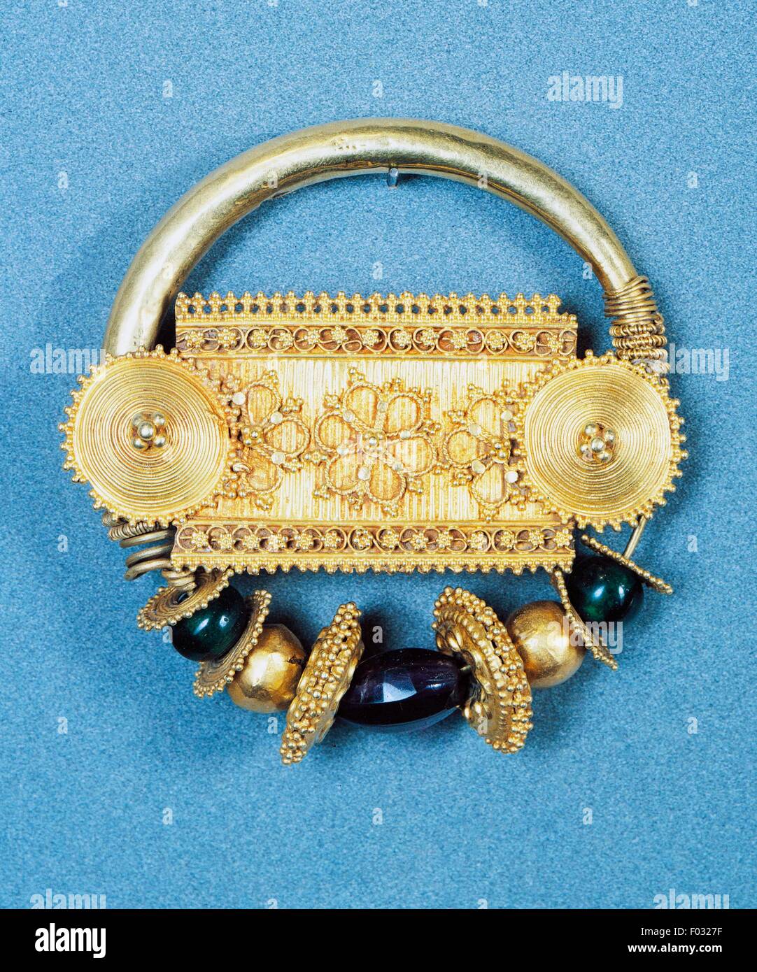 Naso di anelli in oro e vetro, Harijan, Gujarat, India. Foto Stock