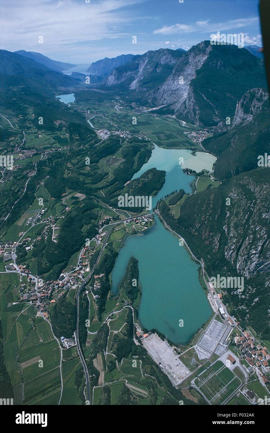 Vista aerea del Lago di Toblino, il lago di Cavedine e il Lago di Garda in background - Regione Trentino-Alto Adige, Italia Foto Stock