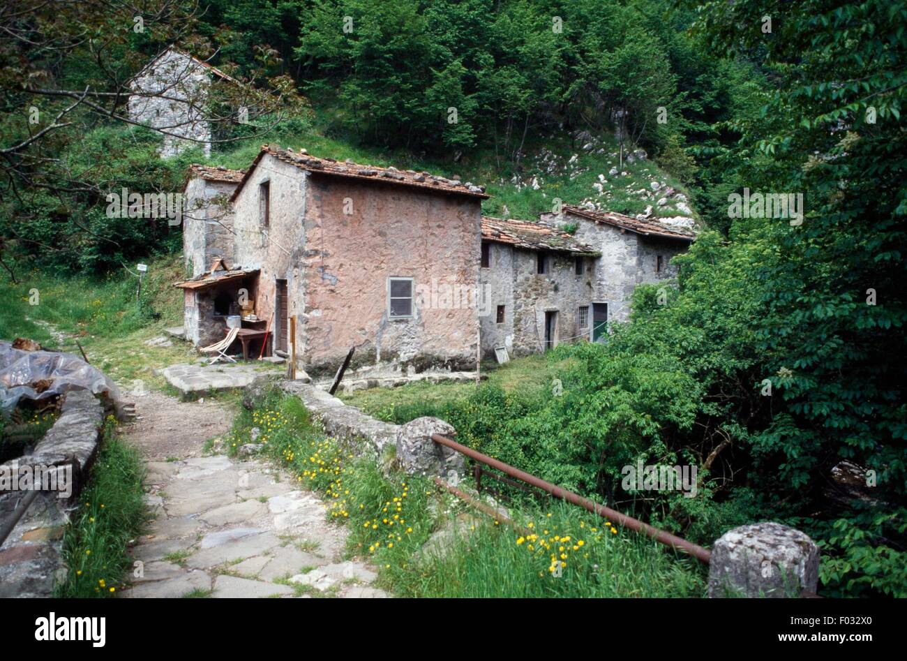 Case nei pressi di Botri Orrido di Botri orrido Riserva Naturale delle Alpi Apuane Parco Regionale, Toscana, Italia. Foto Stock