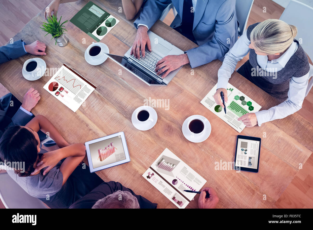 Immagine composita di business interface con grafici e dati Foto Stock