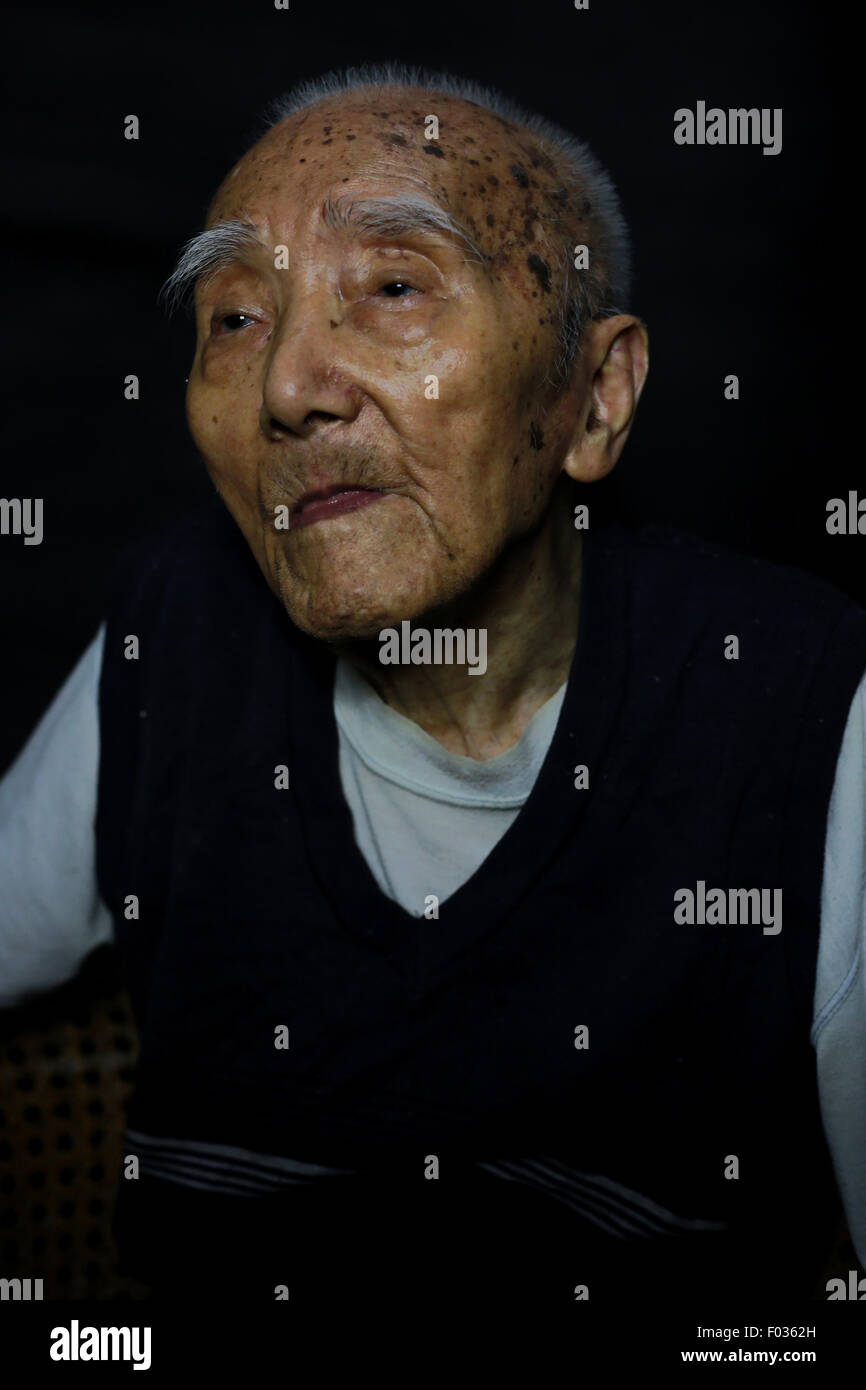 Chn. 31 Agosto, 2013. Cina - Agosto 31 2013: (solo uso editoriale. Cina OUT)(PREZZO MINIMO: 100 USD) Fang Sifa: maschio, nato nel 1911, Gufen Puning e vissuto in Shantou Guangdong, morì nel 2015. Suo padre Fang Cishi è stato un martire della rivoluzione del 1911. Egli è stato introdotto per la comunicazione radio di classe e lavorato nel ministero militare si è poi recato a Shangrao Jiangxi come telegrapher. Egli era unico di tutta la vita. È stato 70 anni dopo la Seconda Guerra Mondiale si è conclusa e il giappone si arrese senza condizioni il 15 agosto 1945, ma non sapete come abbiamo guadagnato la pace e che tipo di storie dietro questi se Foto Stock