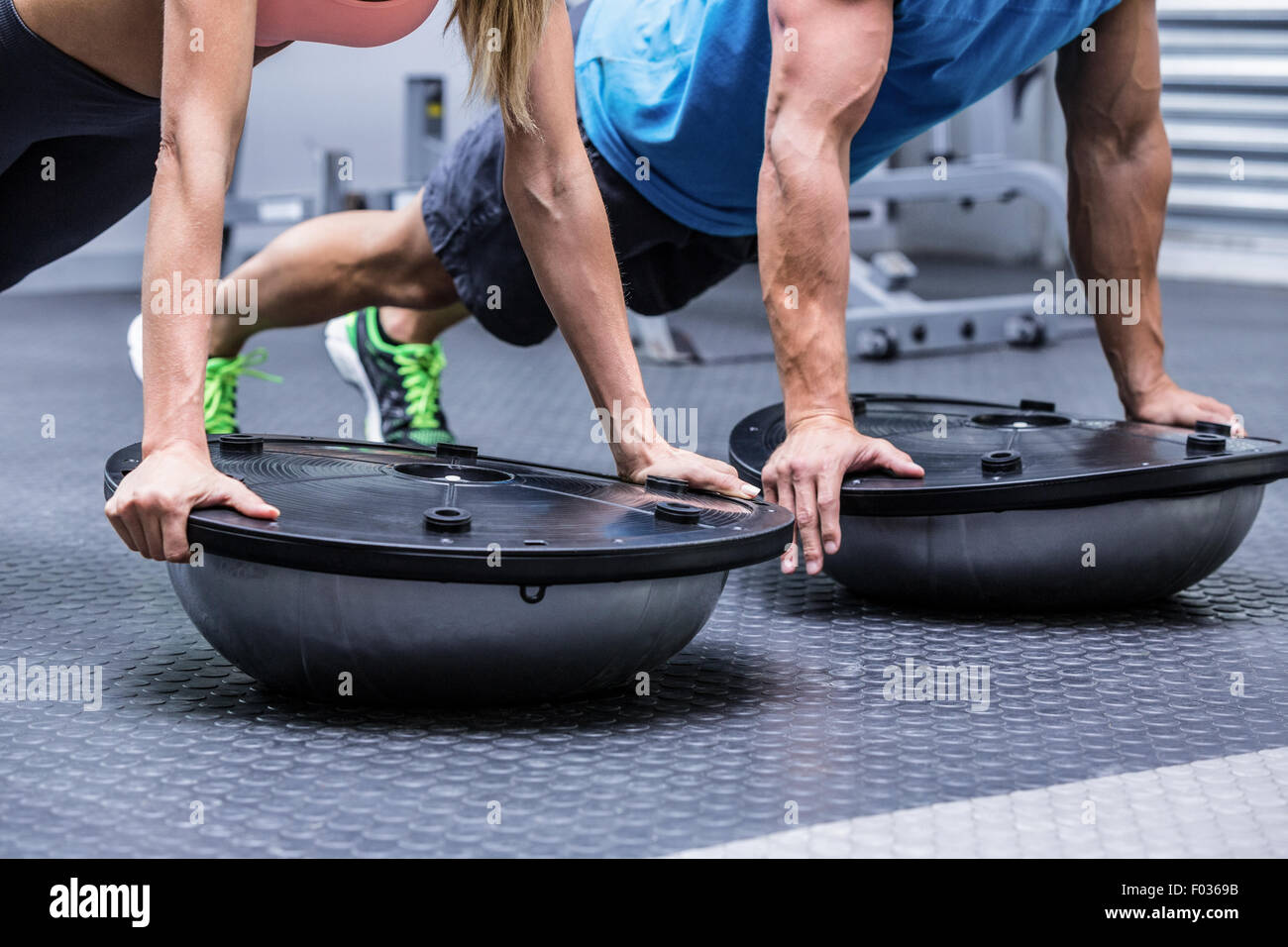 Giovani bodybuilder la formazione con una giovane donna Foto Stock