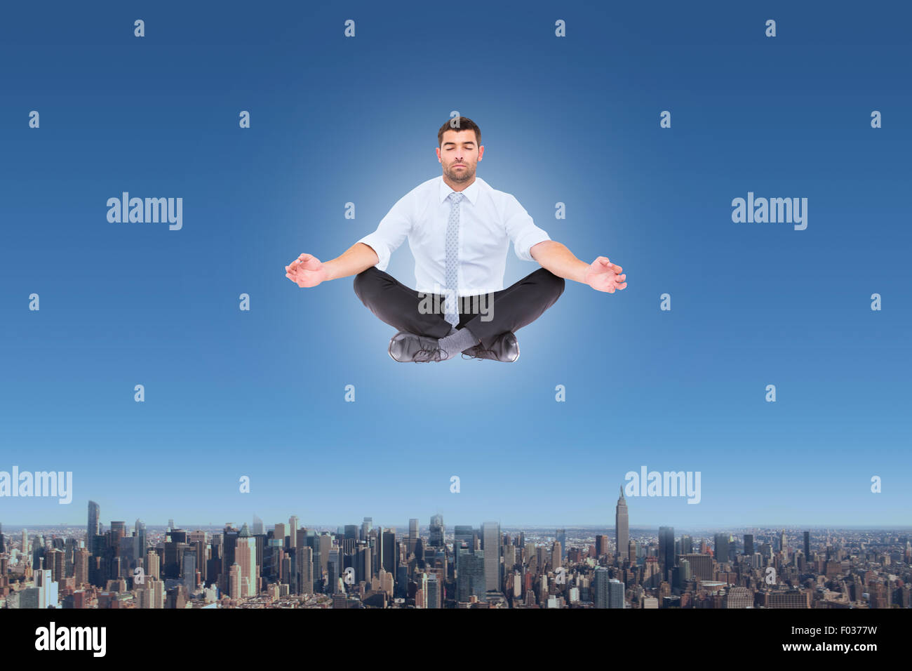 Immagine composita di imprenditore meditando in lotus pongono Foto Stock