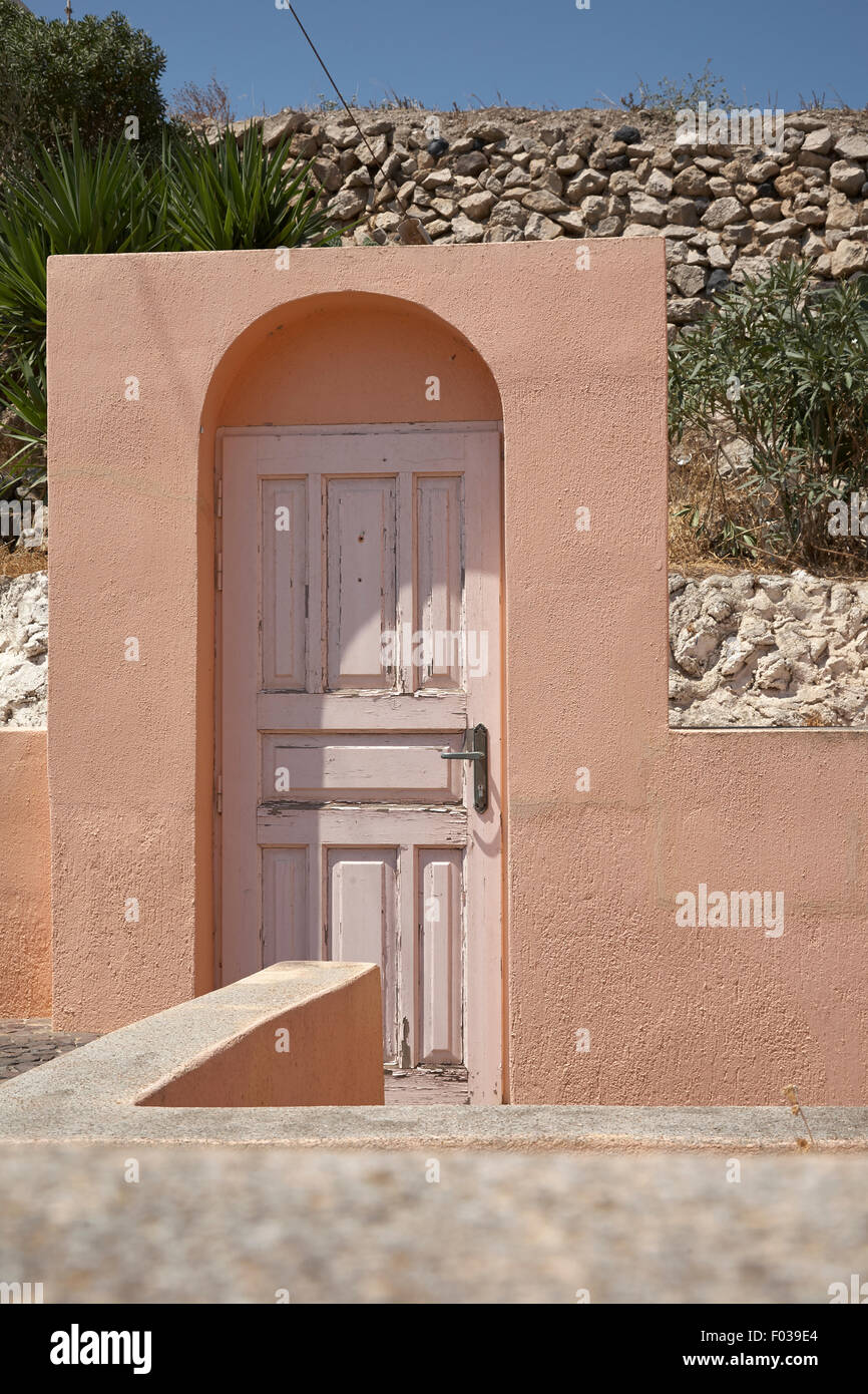 Una porta che conduce in un aperto Terrazza greco Foto Stock