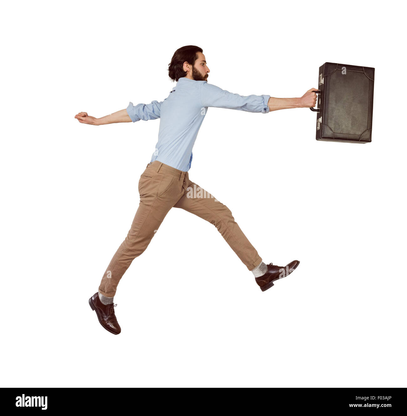 Bello hipster saltando con valigetta Foto Stock