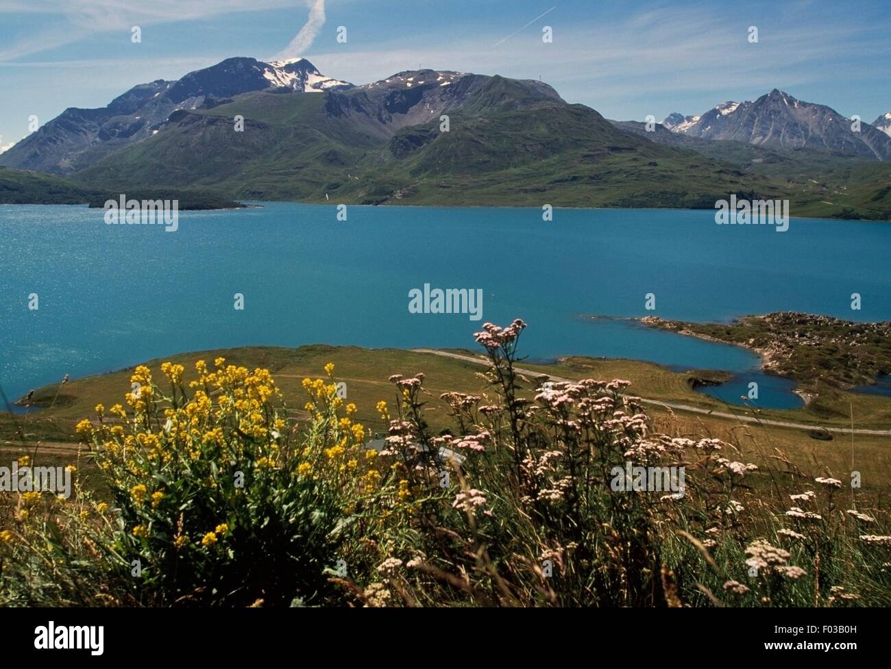 Mont Cenis lake, con Mont Cenis Pass e il massiccio della Vanoise in background, Rhone-Alpes, Francia. Foto Stock