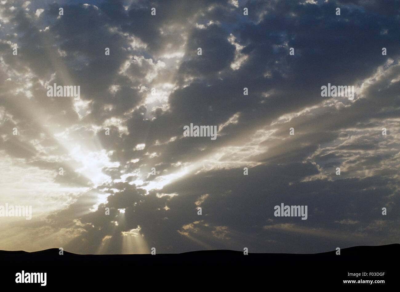 Nuvole al tramonto sul deserto bianco, Western o deserto libico. Foto Stock