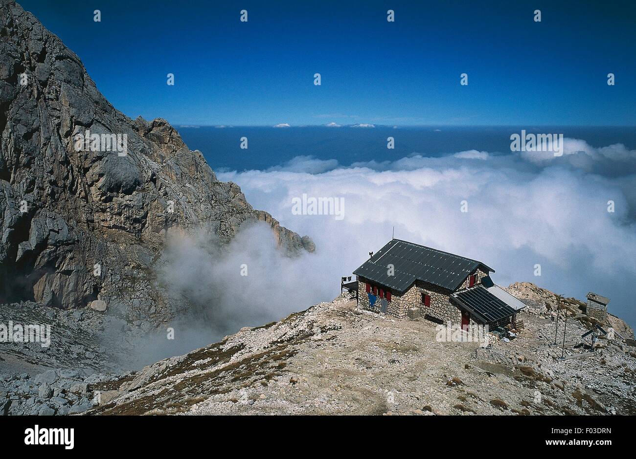 Rifugio Franchetti, 2433 m, cornacchie, valle del Gran Sasso e Monti della Laga parco nazionale d'Abruzzo, Italia. Foto Stock