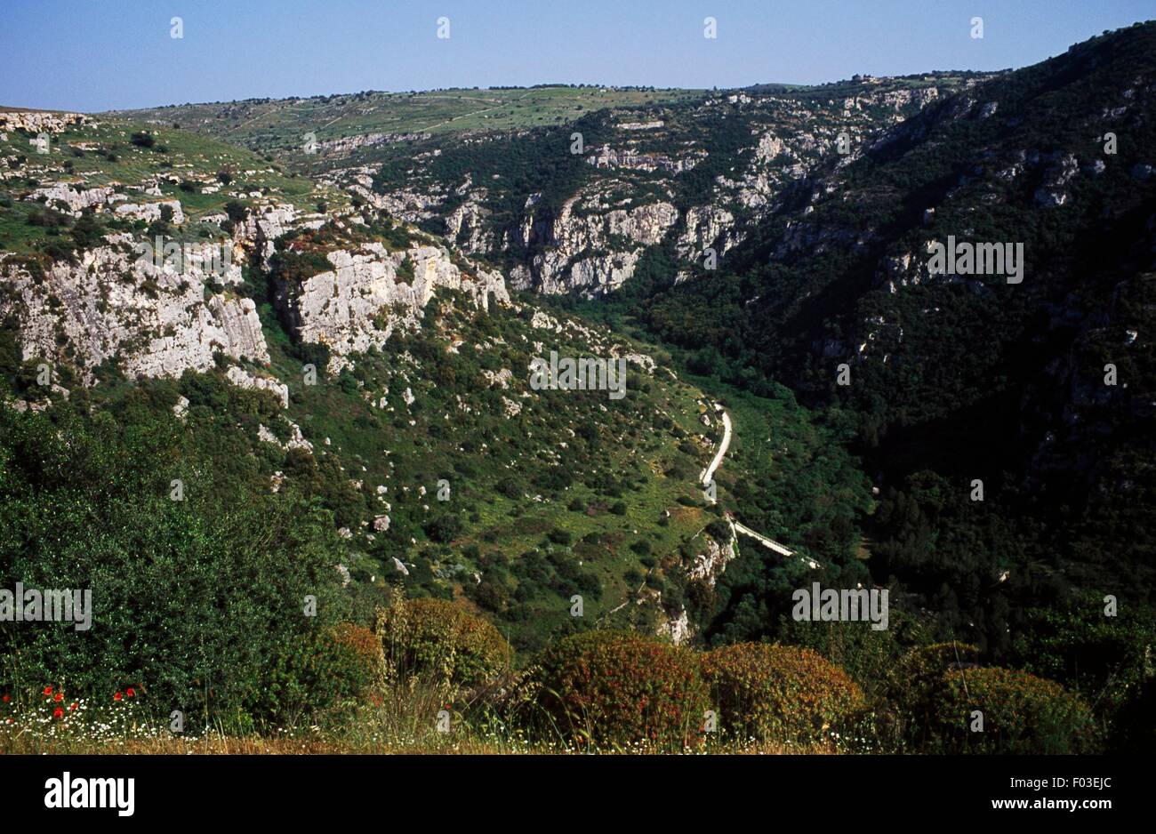 Valle Anapo visto da di Pantalica, Pantalica Riserva Naturale Valle Anapo, Torrente Cava Grande, Sicilia, Italia. Foto Stock