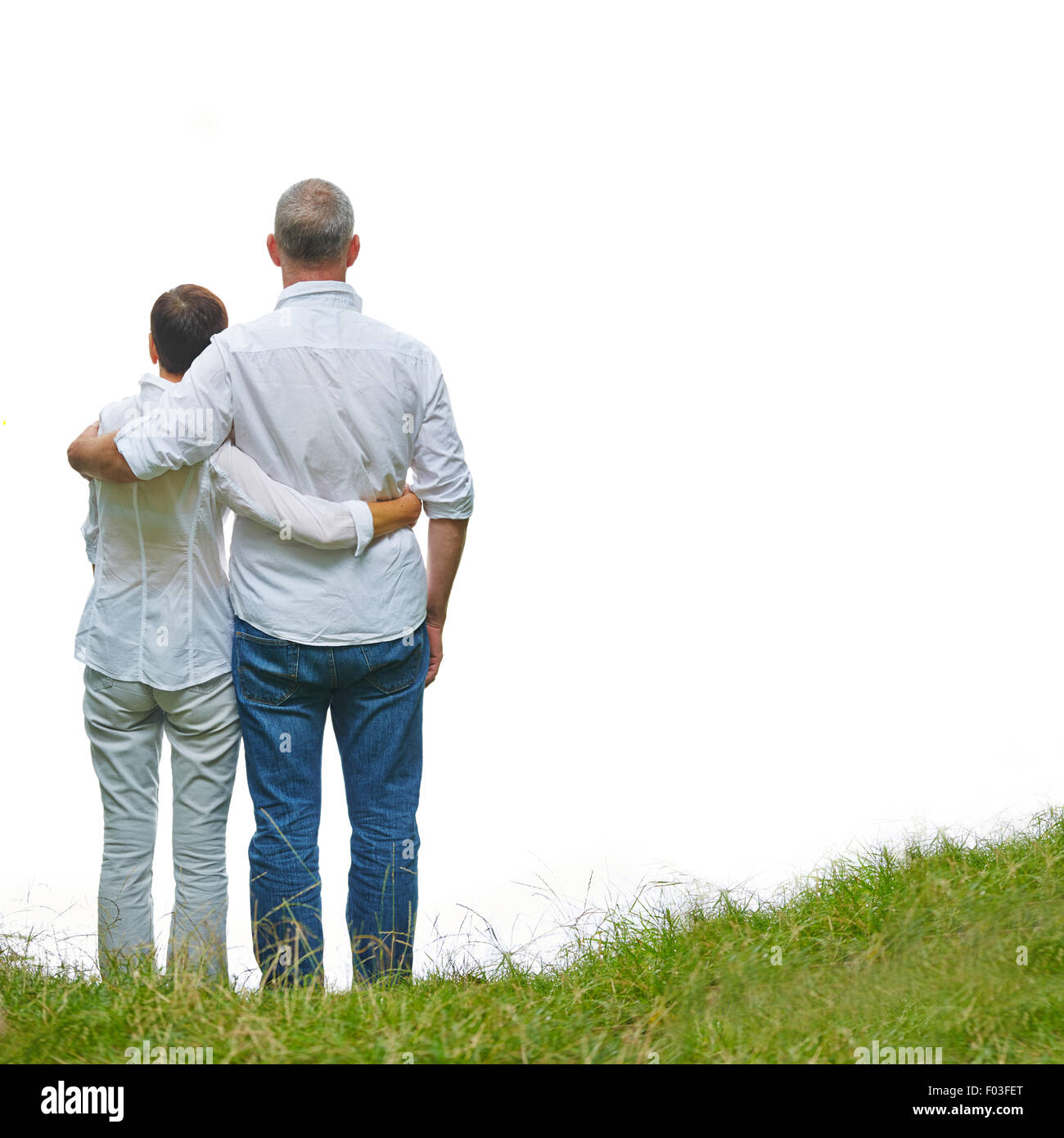 Retro della vecchia coppia senior in piedi su una verde collina Foto Stock