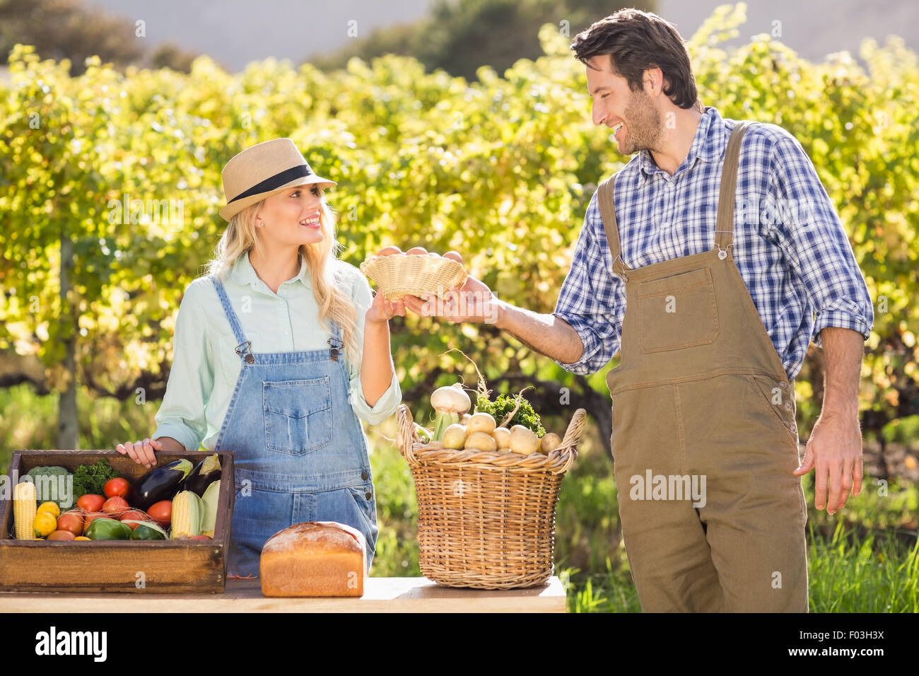 Felice agricoltore giovane consegna delle uova Foto Stock