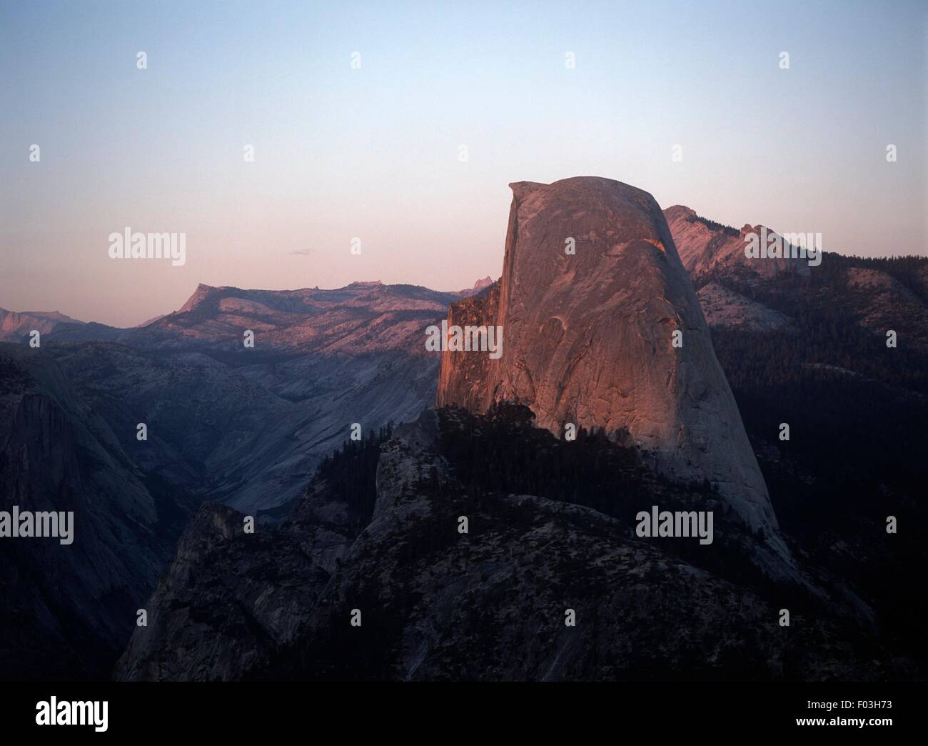 Stati Uniti d'America - California - Yosemite National Park (Patrimonio Mondiale UNESCO, 1984). Mezza Cupola dal punto ghiacciaio. Il tramonto. Foto Stock