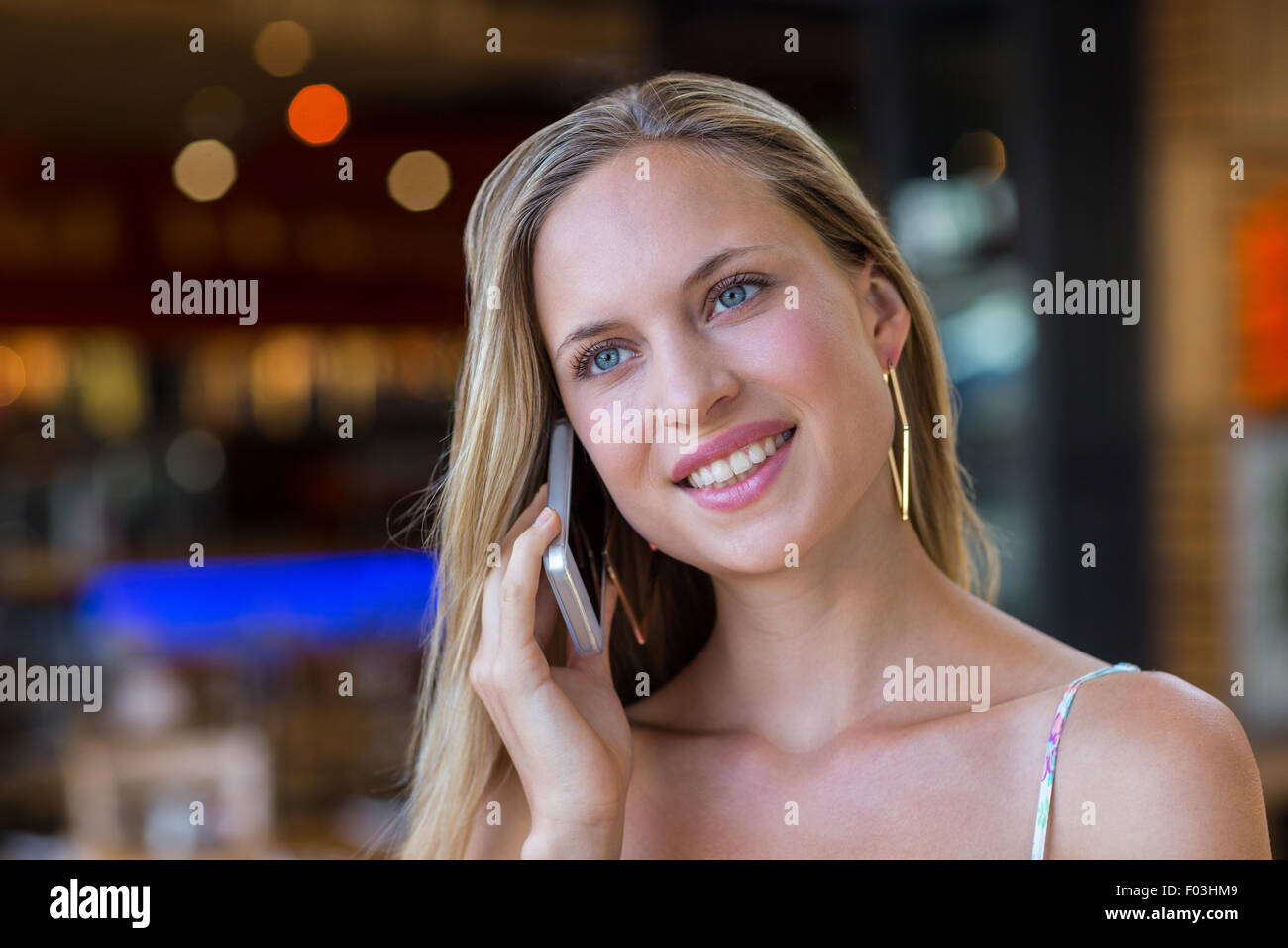 Sorridente donna attraente telefonare con lo smartphone Foto Stock