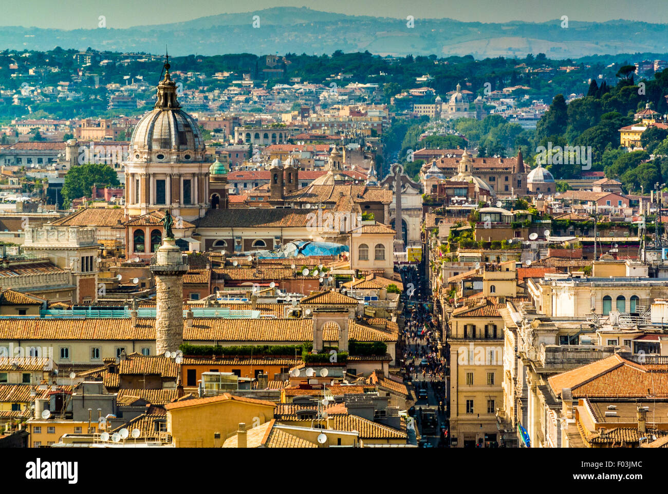 Panorama di Roma con la cupola della chiesa di San Carlo al Corso. Italia Foto Stock