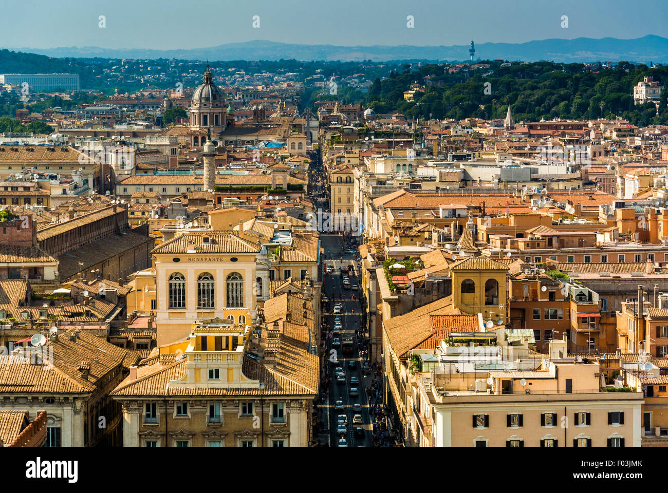 Panorama di Roma con la cupola della chiesa di San Carlo al Corso. Italia Foto Stock