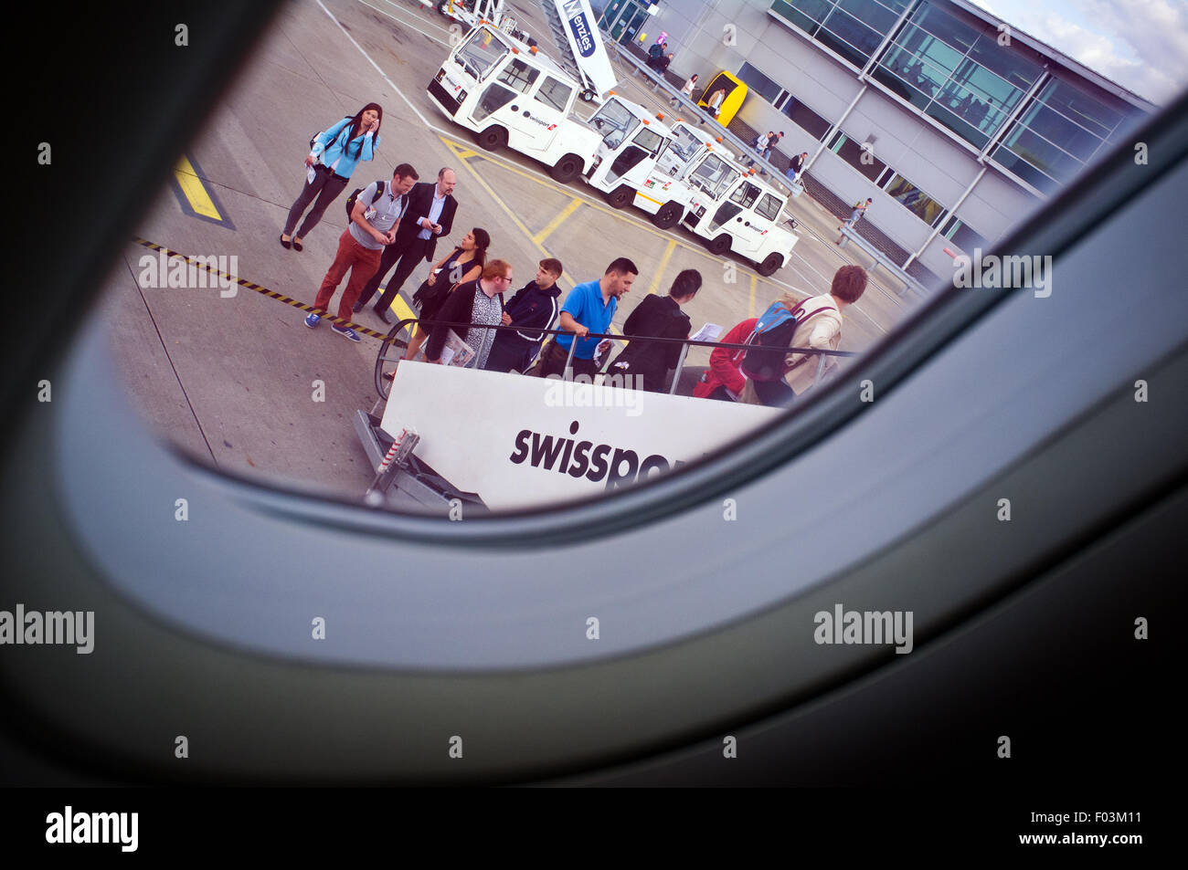 Imbarco passeggeri Wizz Air volo all'Aeroporto di Luton Foto Stock